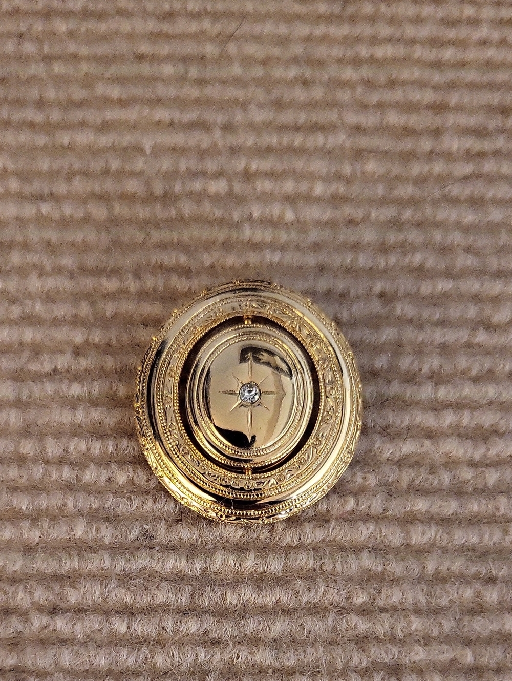 Vintage gold-plated double-sided swivel photo Kensington Avon locket brooch